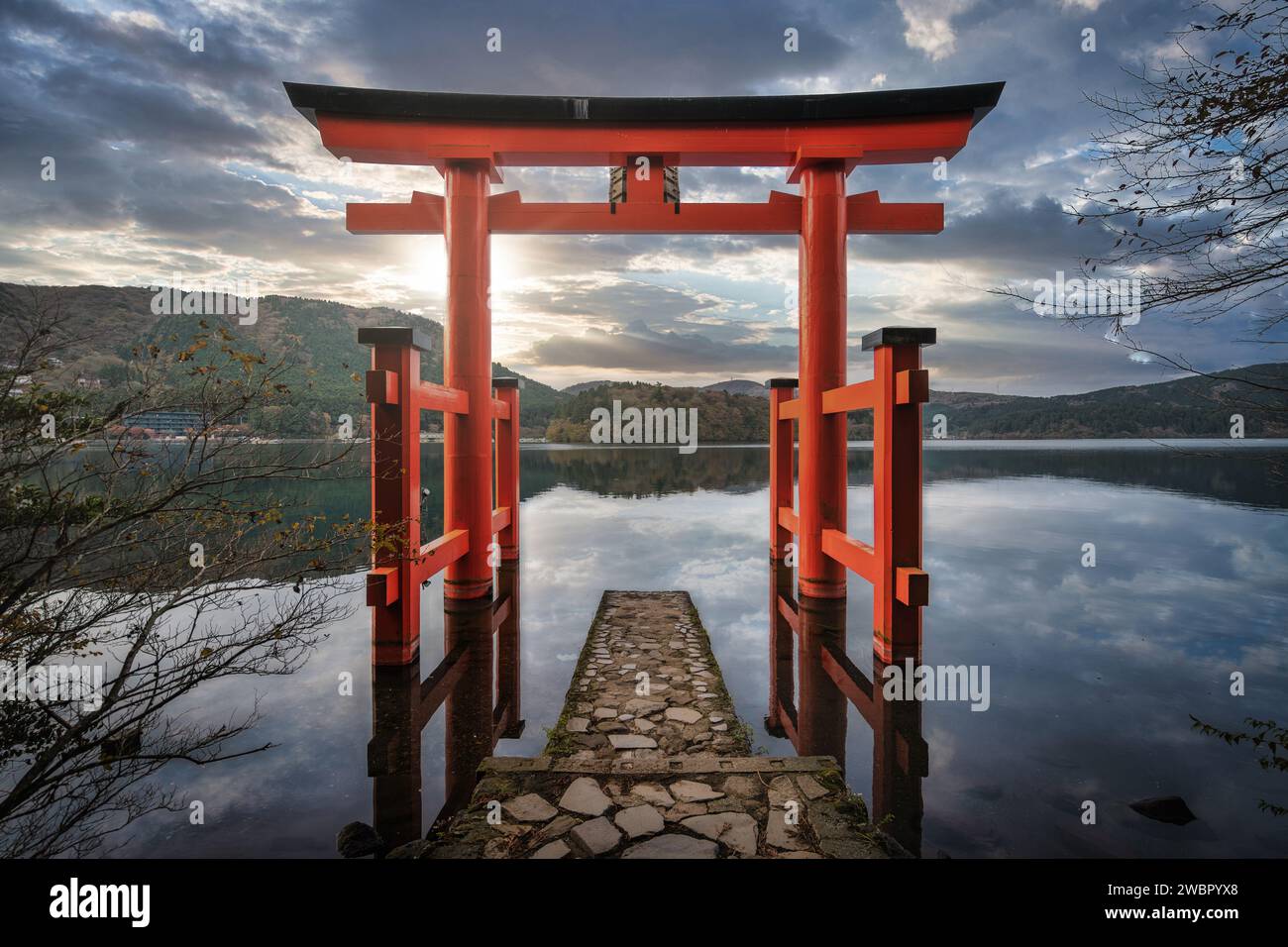 Cancello torii rosso sul lago Ashi ad Hakone, Giappone. Foto Stock