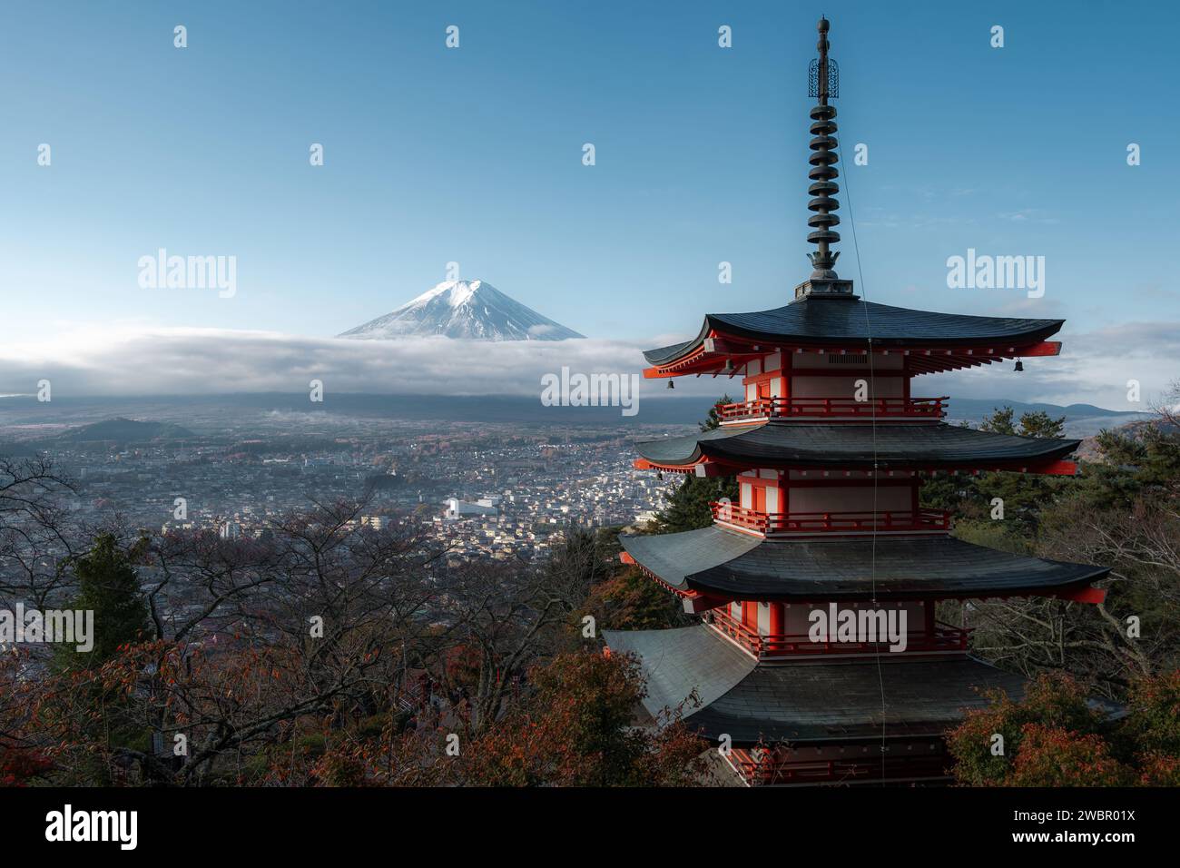 Monte Fuji e pagoda Chureito nella stagione autunnale, Fujiyoshida, Giappone. Foto Stock