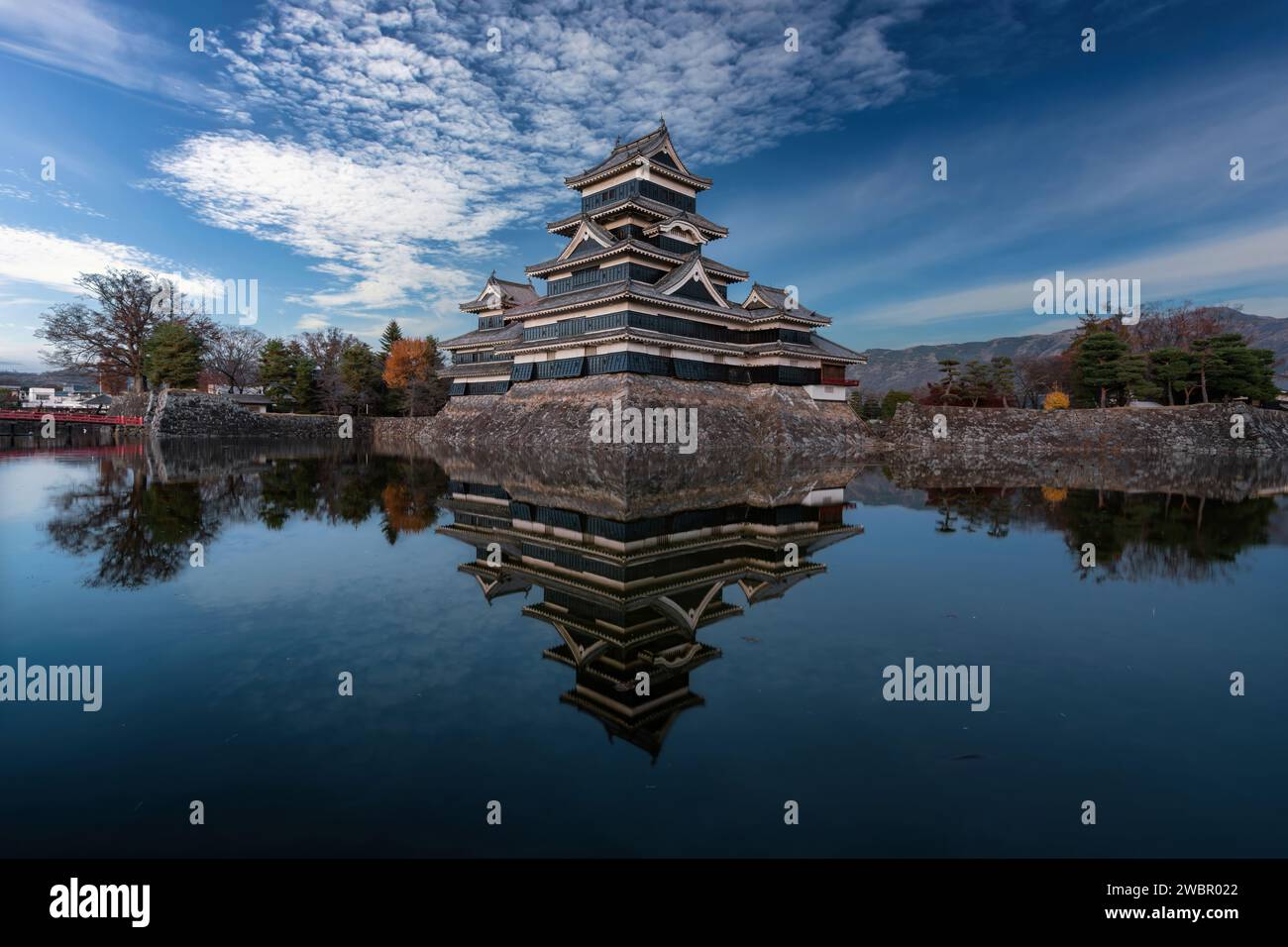 Castello di Matsumoto nella stagione autunnale, Matsumoto, Prefettura di Nagano, Giappone. Foto Stock