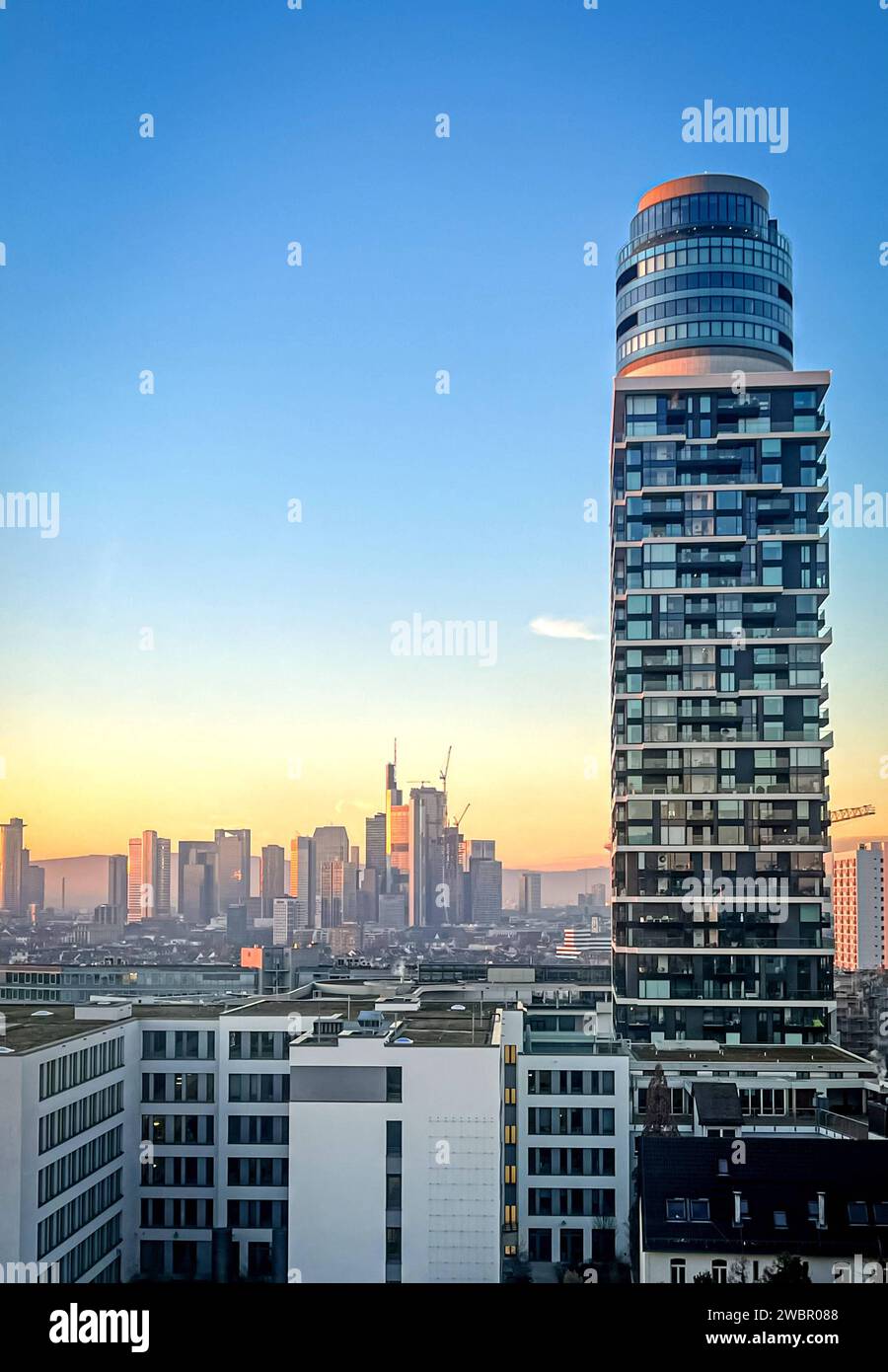 Sonnenaufgang über der Skyline a Francoforte sul meno 12.01.24: Sonnenaufgang über der Skyline a Francoforte sul meno. Blick aus Sachsenhausen mit dem Henningerturm im Vordergrund Frankfurt Main Sachsenhausen Hessen Deutschland *** alba sullo skyline di Francoforte Main 12 01 24 alba sullo skyline di Francoforte Main Vista da Sachsenhausen con la Henninger Tower in primo piano Francoforte Main Sachsenhausen Assia Germania IMG_8642 Foto Stock