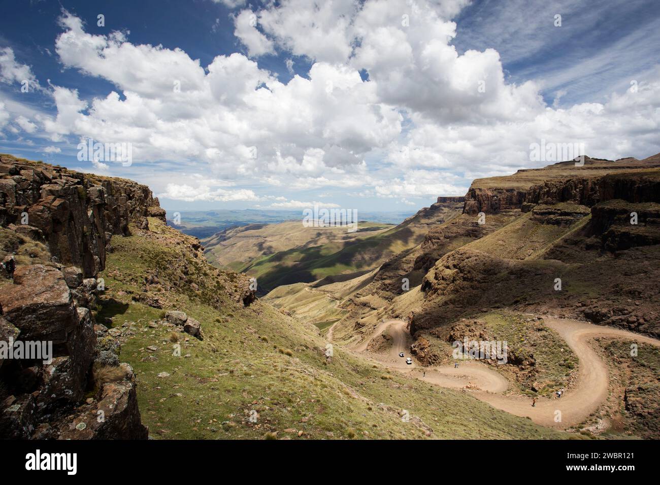 I veicoli e i pedoni scendono dal sani Pass tra i valichi di frontiera del Sud Africa e del Lesotho Foto Stock