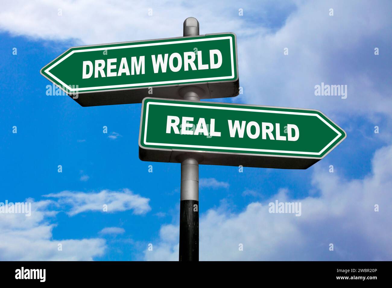 Due segnali di direzione, uno verso sinistra (mondo dei sogni) e l'altro verso destra (mondo reale). Foto Stock