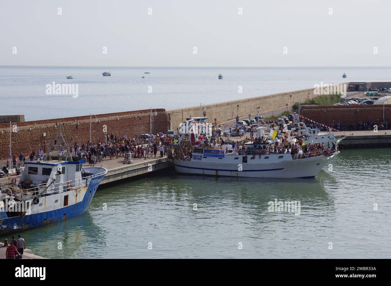 Termoli - Molise - San basso 201 protettore della città - il peschereccio designato ad accogliere la statua del santo per la processione del mare Foto Stock