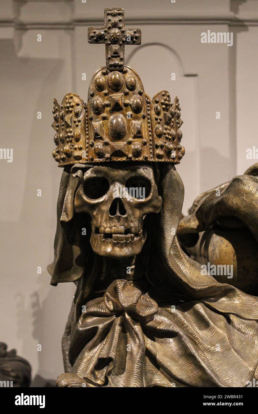 Cripta della dinastia asburgica, dettaglio del cranio del sarcofago dell'imperatore Carlo vi Foto Stock