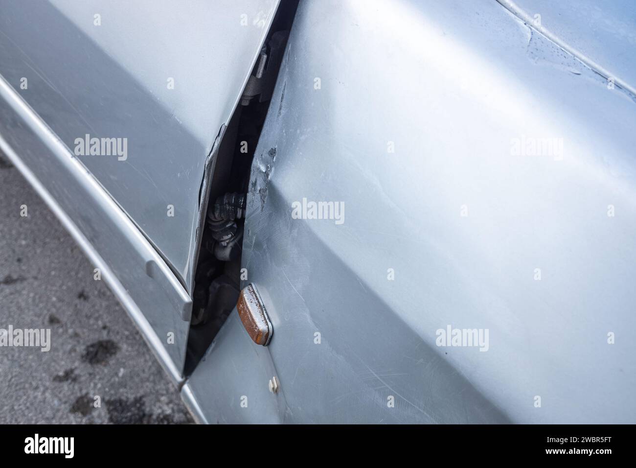dettaglio della portiera di un'auto deformata a causa di un colpo Foto Stock