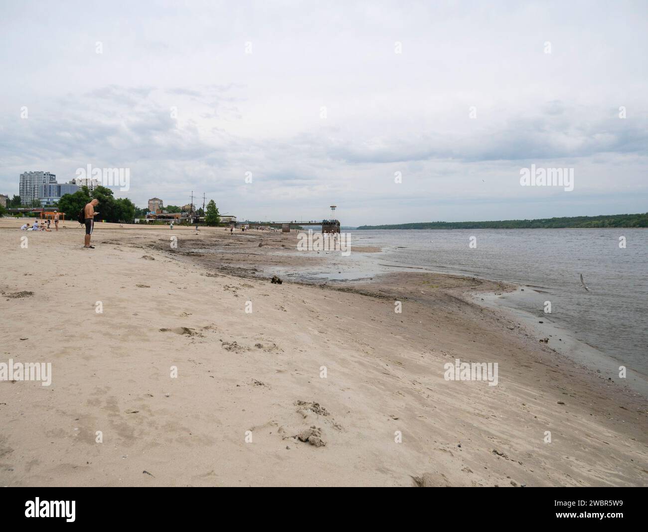 La distruzione della diga di Kakhovka portò ad una catastrofica diminuzione del livello dell'acqua nel fiume Dnipro Foto Stock