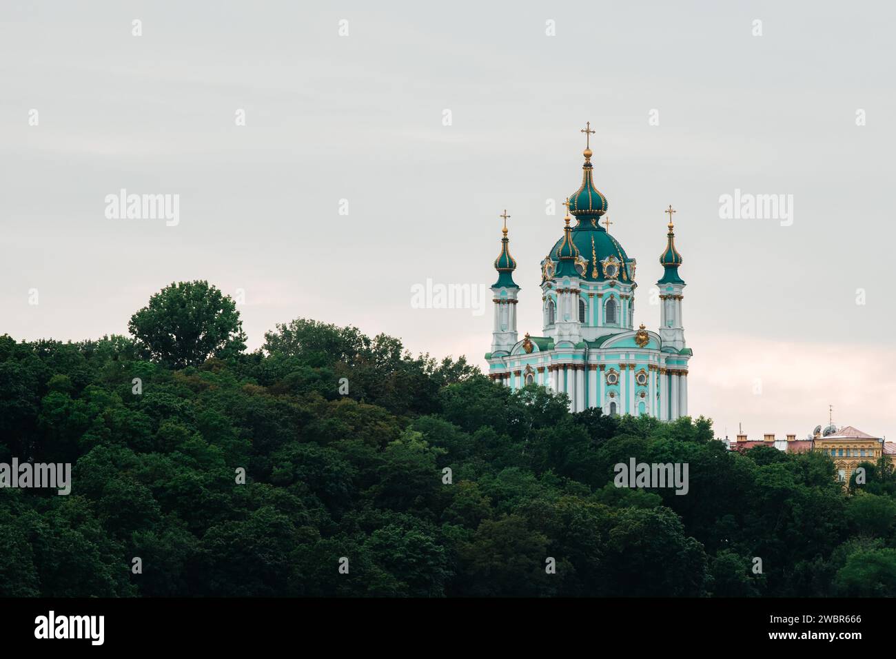 Veduta della Chiesa ortodossa di San Chiesa di Andrea in stile barocco a Kiev dall'isola di Trukhanov Foto Stock