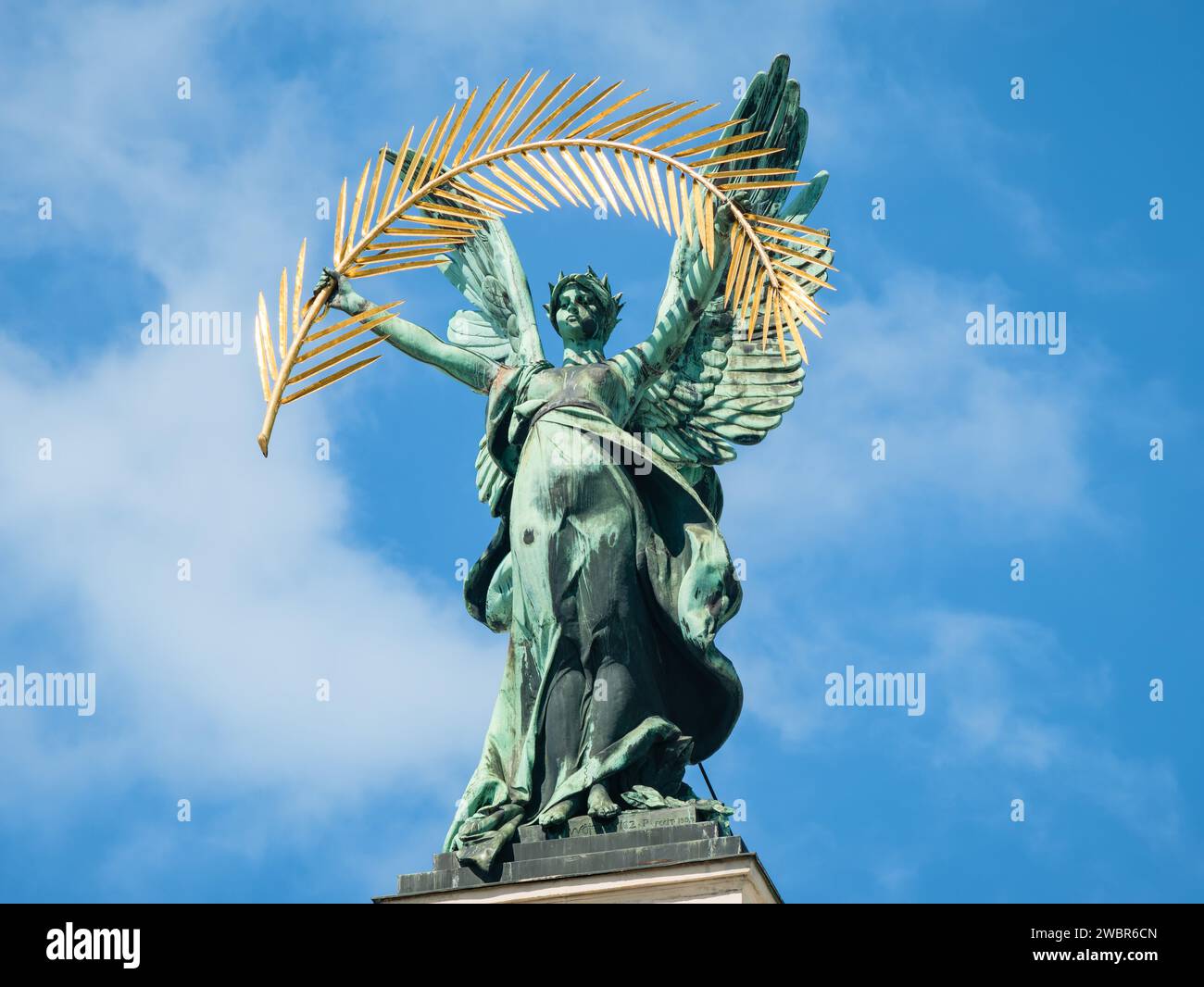 Scultura in bronzo frontale principale dell'edificio dell'Opera Nazionale di Leopoli Glory con ali d'angelo e un ramo di palma dorato nel Foto Stock