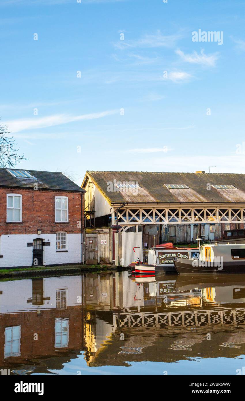 I cottage dei narrowboat sul canale e lo storico cantiere navale Taylors sul canale Shropshire union nella città di Chester in Inghilterra Foto Stock
