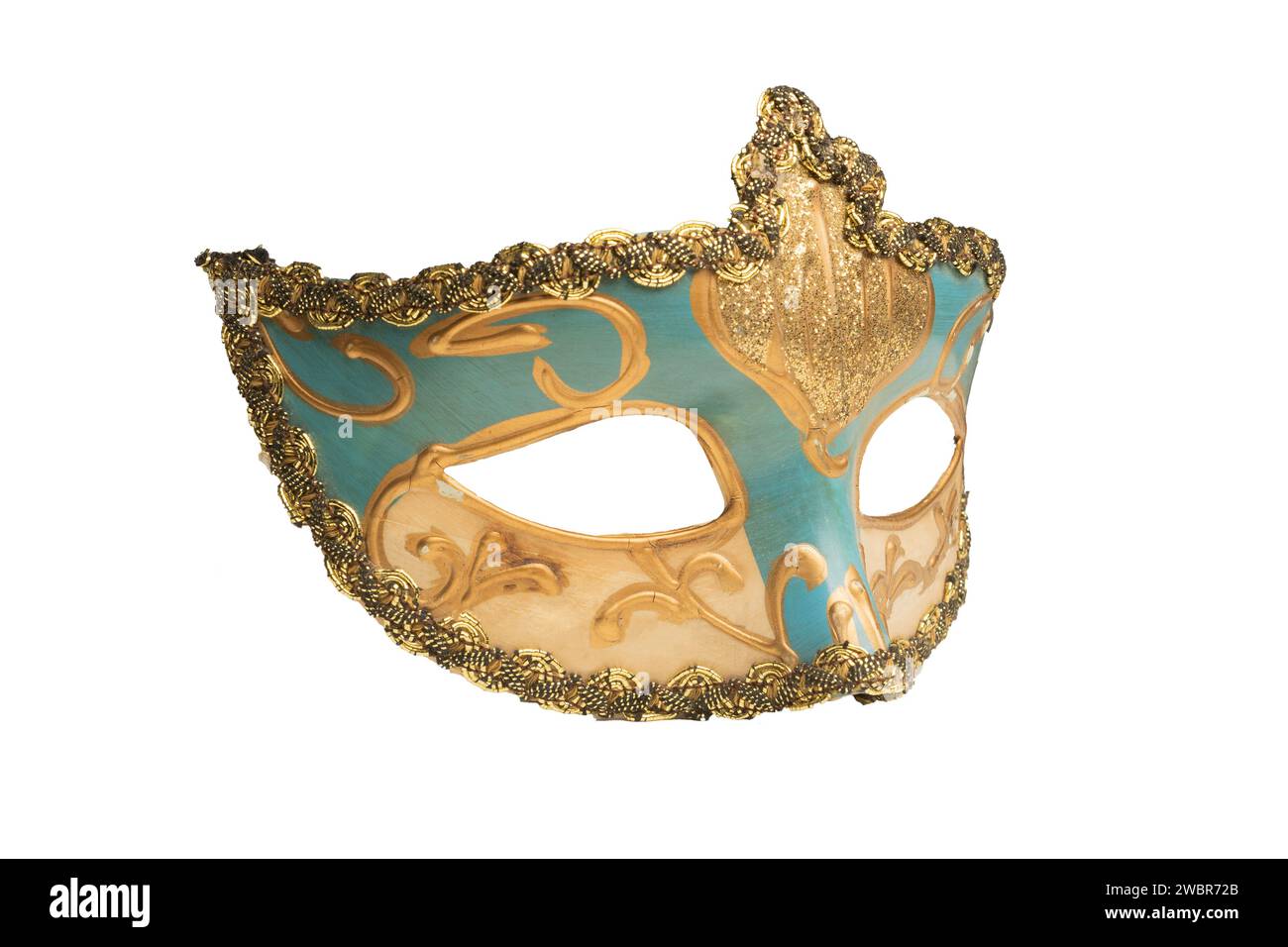 Maschera di carnevale veneziana blu e oro isolata, angolo di 45 gradi Foto Stock