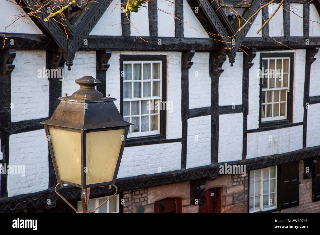 Casa bianca e nera Tudor parzialmente in legno nella città del Cheshire di Chester, Inghilterra, Regno Unito Foto Stock