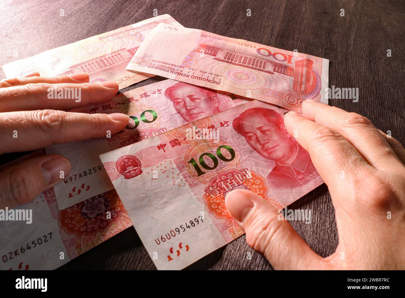 Contando soldi, yuan cinese in mano. Concetto di finanza ed economia cinese. Messa a fuoco selettiva. Foto Stock