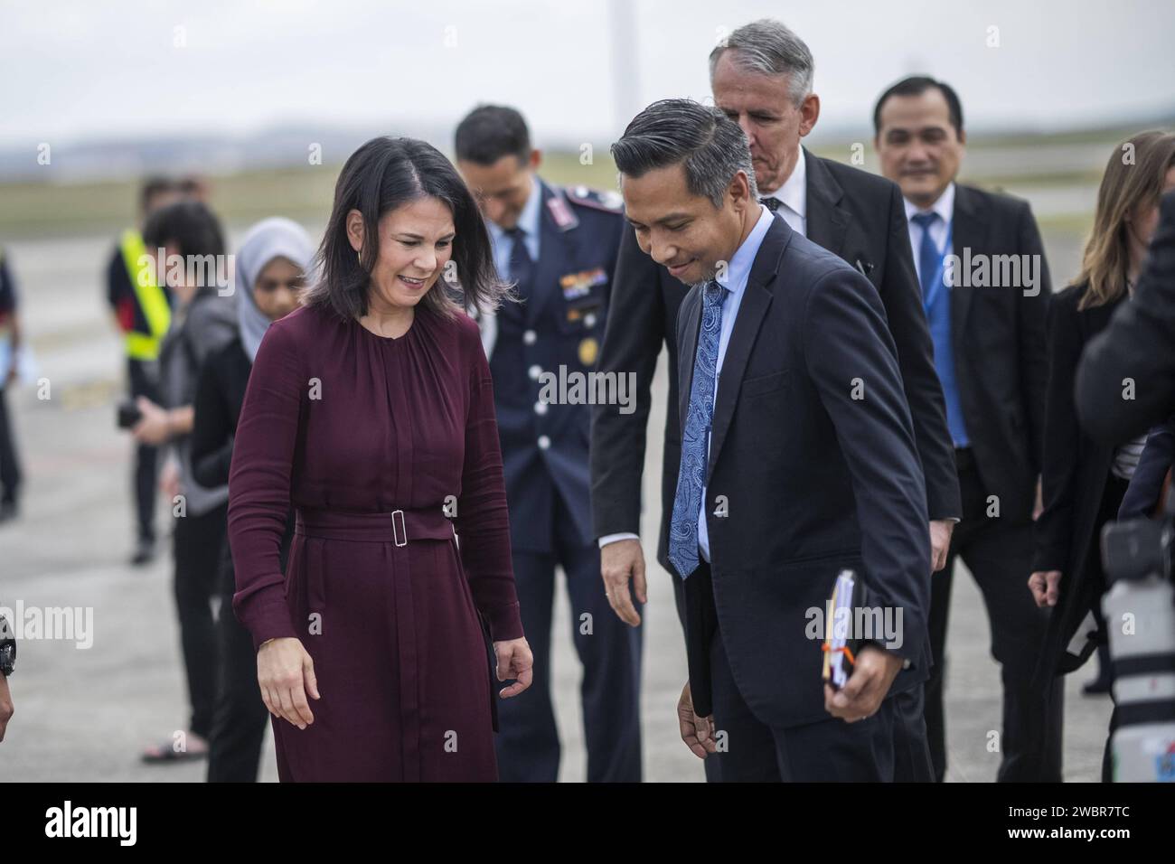 Annalena Baerbock Buendnis 90/Die Gruenen, Bundesaussenministerin, reist vom 10.01-14.01.2024 in Die Republik der Philippinen,nach Malaysia und in Die Republik Singapur. BegrâˆöÂºâˆöüung durch den deutschen Botschafter Peter Blomeyer und einem Mitarbeiter des Aussenministeriums 12.01.2024 a Kuala Lumpur Fotografiert im Auftrag des AuswâˆöÂßrtigen Amts. Kuala Lumpur Malesia *** Annalena Baerbock Buendnis 90 Die Gruenen , Ministro degli Esteri federale, viaggia dal 10 01 14 01 2024 nella Repubblica delle Filippine, Malesia e la Repubblica di Singapore benvenuto dall'Ambasciatore tedesco Peter Blom Foto Stock