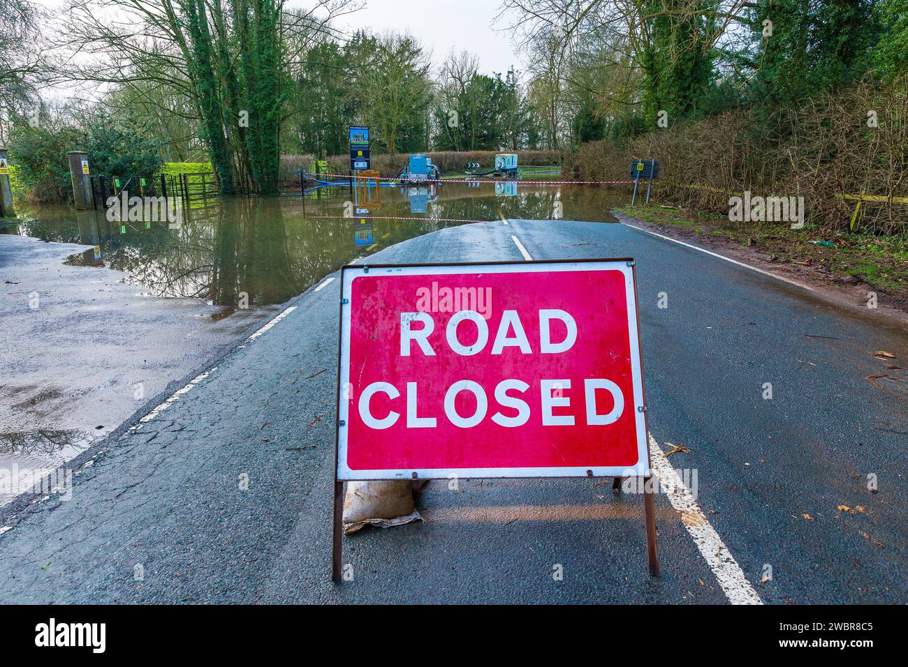 Naburn, York, Regno Unito. 5 gennaio 2024. Tempesta Henk, fa scoppiare il fiume Ouse sulle sue rive e inondare la strada nel villaggio di Naburn vicino a York e la necessità di Foto Stock