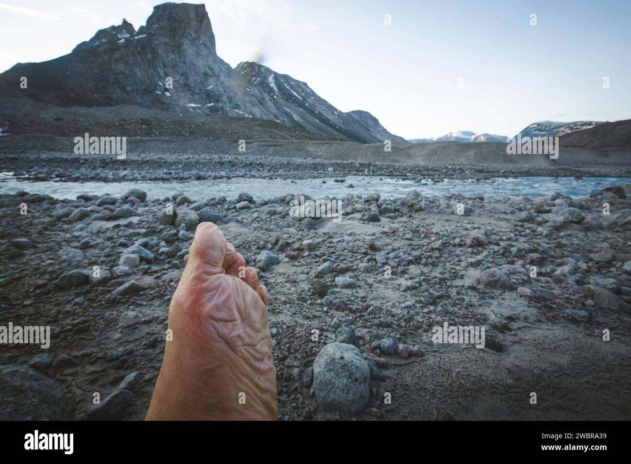 Piede bagnato di escursionista dopo aver attraversato il fiume nell'Artico canadese, Nunavut, Canada Foto Stock