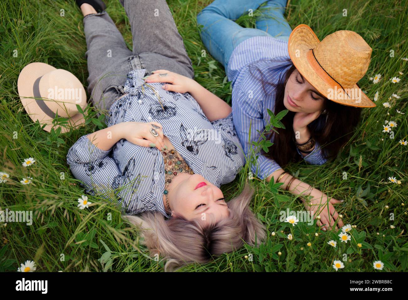 Due giovani donne riposano nel parco, vista dall'alto Foto Stock