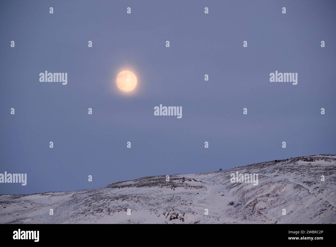 Incredibile vista sul pendio innevato di montagna sotto il cielo blu con il sole Foto Stock