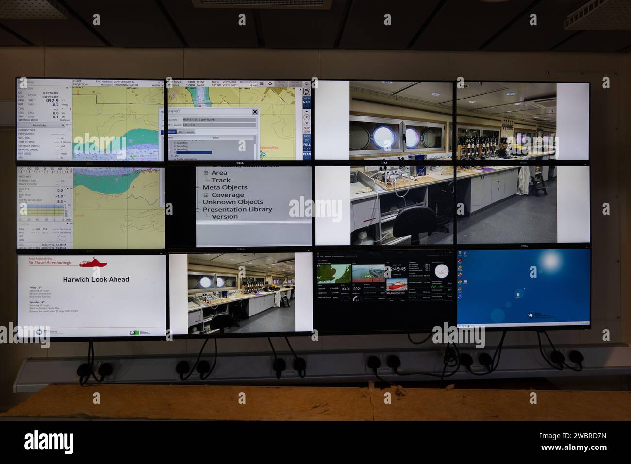 grandi monitor con display multischermo che mostrano le informazioni in una sala di controllo del ponte navale Foto Stock