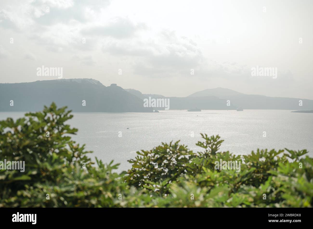 Costa montuosa di Santorini sul Mar Mediterraneo Foto Stock