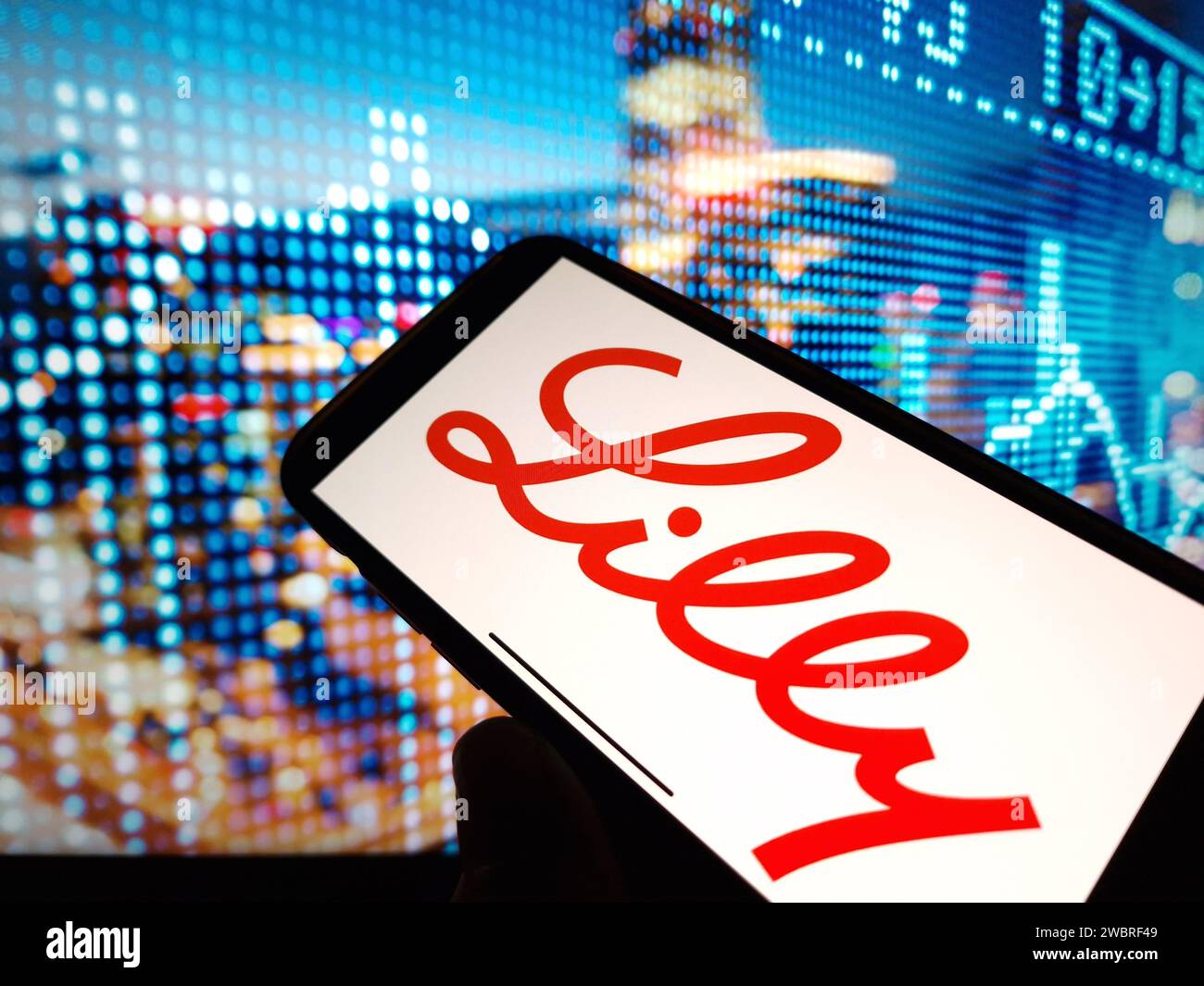 Konskie, Polonia - 3 gennaio 2024: Il logo Eli Lilly e l'azienda vengono visualizzati sullo schermo del telefono cellulare Foto Stock