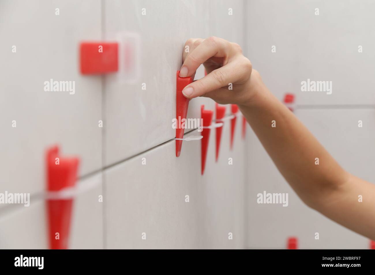 Lantelme Sistema Di Livellamento Piastrelle – 250 Pezzi Con Distanziatori 1,5 Mm, Cunei E Pinze Per Posa Facile E Precisa, Per Grandi Formati