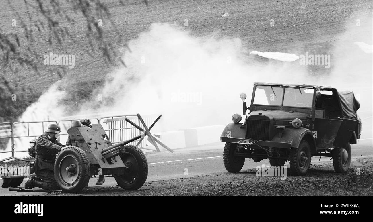 Battaglie della seconda guerra mondiale. Reattori vestiti come soldati di fanteria tedeschi che combattono con soldati russi. Assalto serbatoio. Bianco e nero Foto Stock