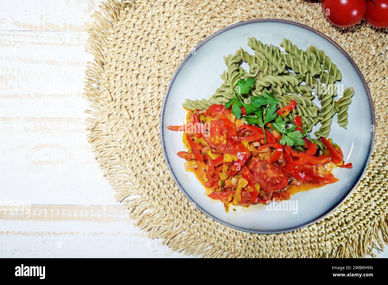 Tagliatelle di legumi verdi a base di fagioli mung e ragù vegetale di peperoni e pomodori, pasto vegano senza glutine con molte proteine, vitamine e vi Foto Stock