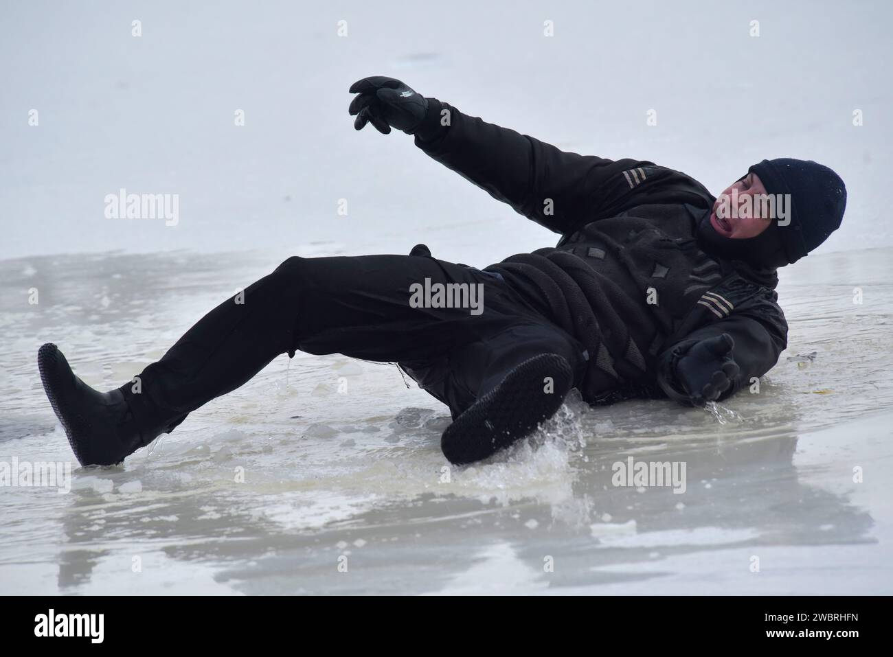 Non esclusiva: VINNYTSIA, UCRAINA - 11 GENNAIO 2024 - Un tuffatore di salvataggio imita qualcuno che è caduto in una buca di ghiaccio durante un'esercitazione di salvataggio su ghiaccio Foto Stock