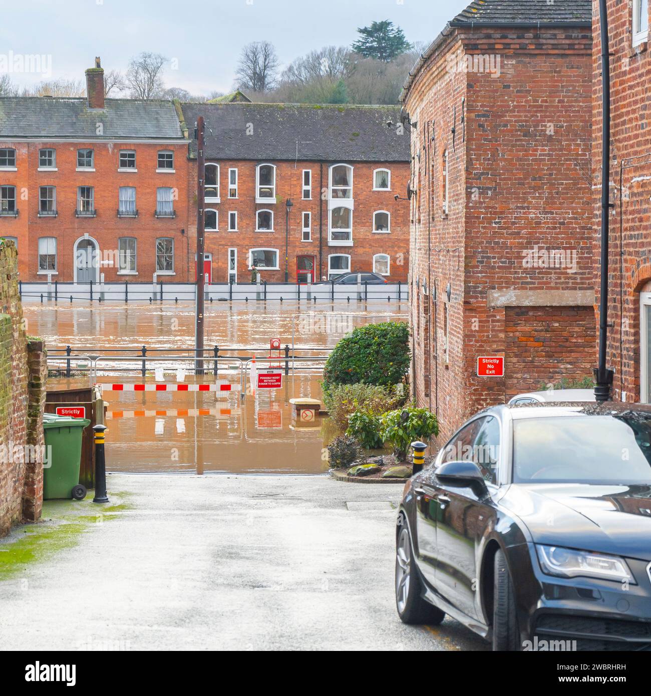 Bewdley, Regno Unito. 3 gennaio 2024. Meteo del Regno Unito: Dopo molti giorni di piogge, le acque alluvionali hanno raggiunto livelli record a Bewdley. Con barriere di inondazione installate solo su un lato del fiume, l'acqua di inondazione è in grado di invadere le proprietà intorno a Beales Corner a Bewdley. Credito: Lee Hudson/Alamy Foto Stock