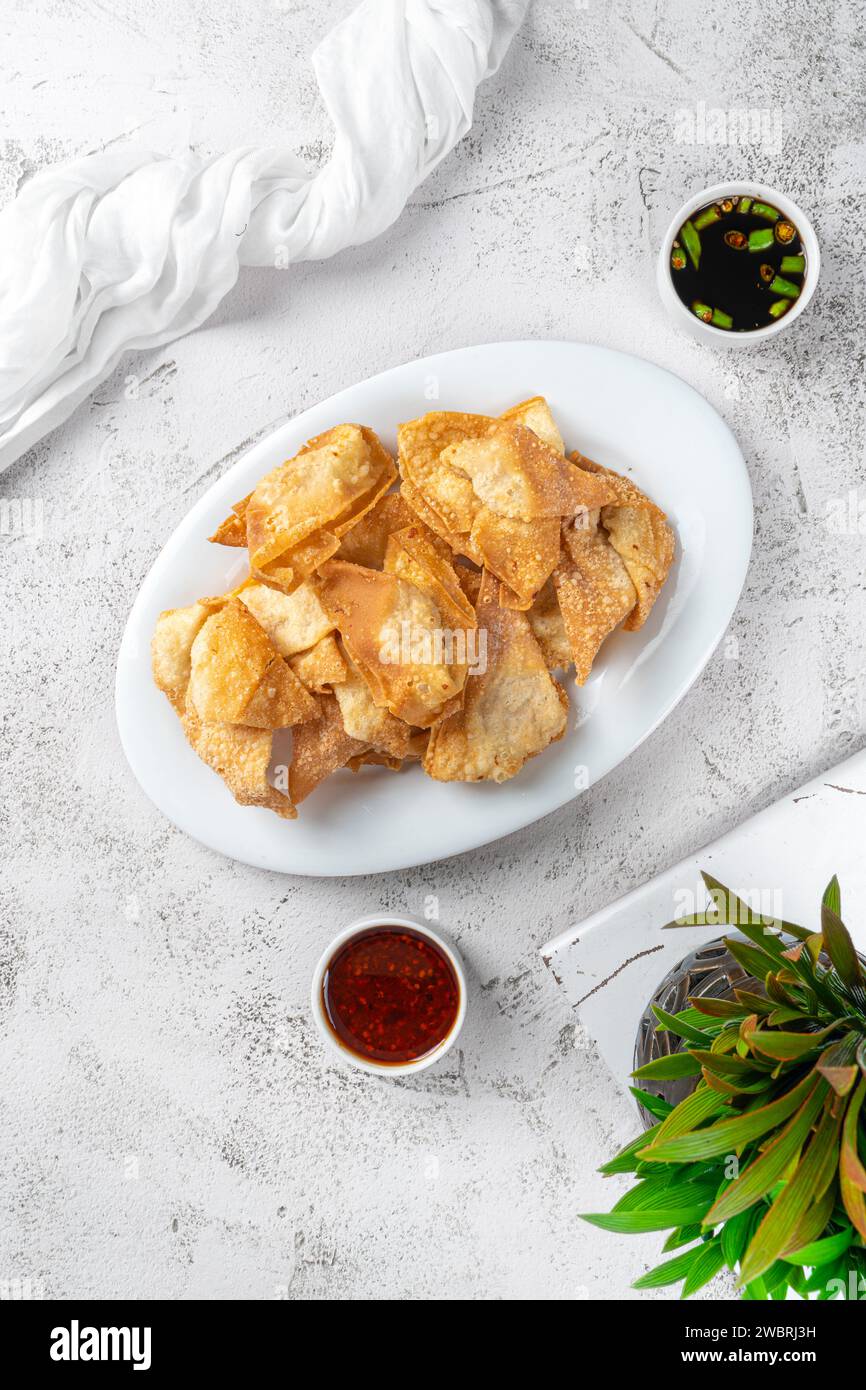 Wonton fritti con carne di pollo e gamberi Foto Stock