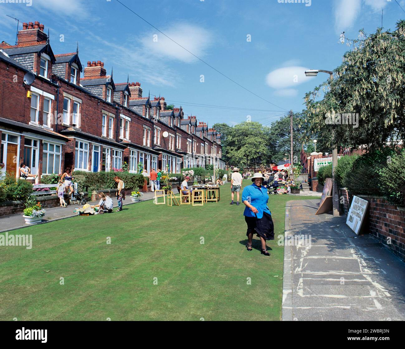 Methley Terrace a Leeds, tormentata per un fine settimana per dimostrare come l'ambiente della zona potrebbe essere migliorato vietando il traffico. (18.8,96) Foto Stock