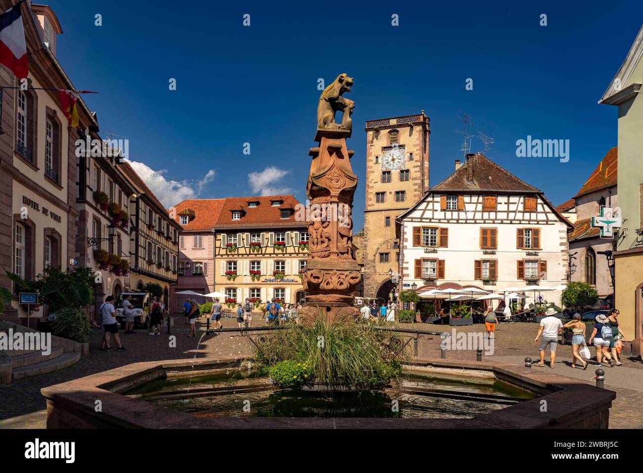 Marktbrunnen vor dem Rathaus und der Metzgerturm a Ribeauville, Elsass, Frankreich | la fontana del municipio e la Metzgerturm Butcher's Tower a Ribea Foto Stock