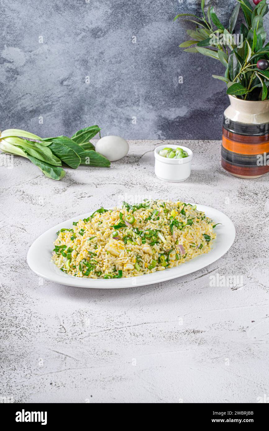 Riso fritto con verdure cipolle uova di cipolline Foto Stock