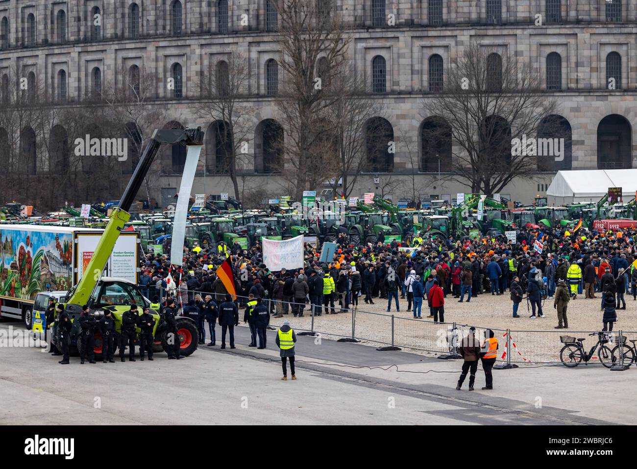 Bauernprotest und Sternfahrt in Nürnberg am 12.01.2024 Kundgebung und den demonstrierenten Landwirten vor der Bühne des Bauernverbandes. Nürnberg Bayern Deutschland *** i contadini protestano e si radunano a Norimberga il 12 01 2024 Rally e manifestano gli agricoltori davanti al palcoscenico della Norimberga Farmers Association Baviera Germania 20240112-6V2A8800 Foto Stock