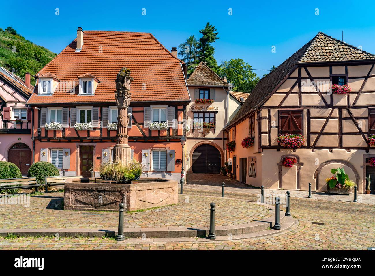 Brunnen Fontaine de Ribeauvillé auf dem Platz der Republik a Ribeauville, Elsass, Frankreich | fontana Fontaine de Ribeauvillé in Piazza della Repubblica Foto Stock