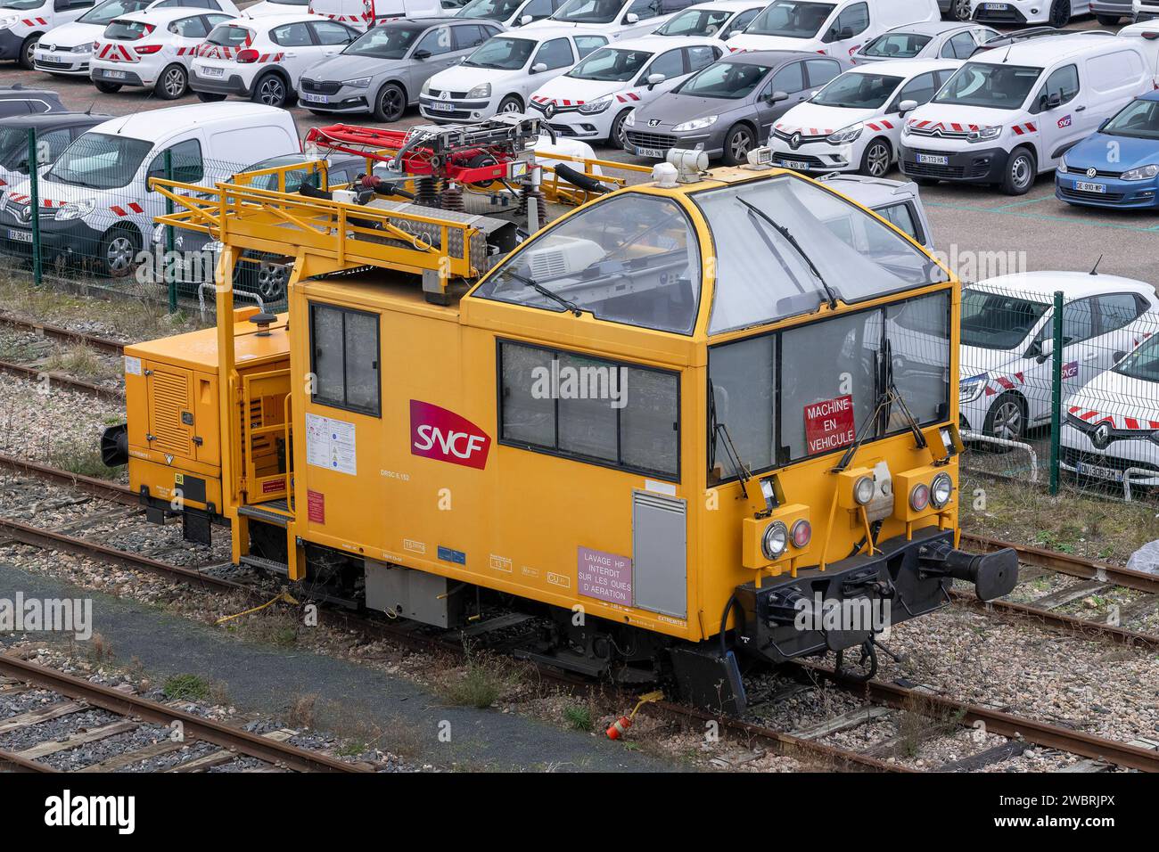Nancy, Francia - drenaggio termico giallo DEL 65 DRSC 6,152 utilizzato per il monitoraggio della catenaria presso il deposito ferroviario della stazione di Nancy. Foto Stock
