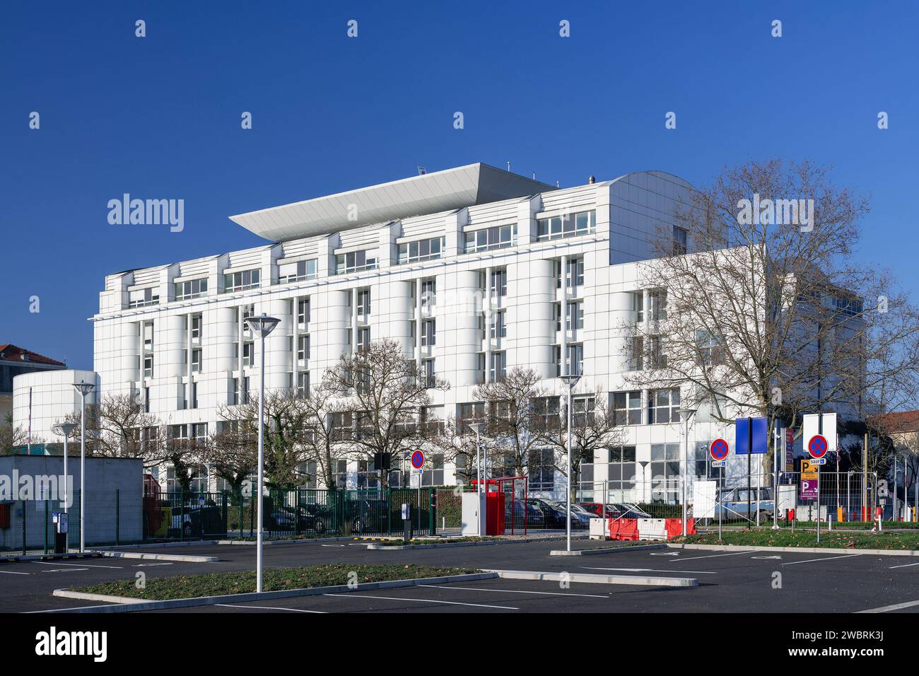 Nancy - concentrati su uno degli edifici moderni costruiti alla fine degli anni '90 del Nancy University Hospital Center. Un eliporto è situato sul tetto. Foto Stock