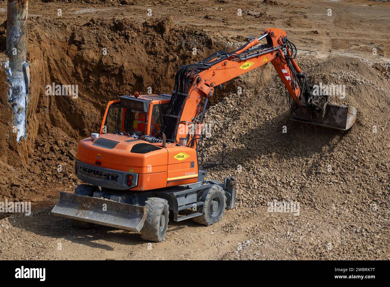 Nancy, Francia - escavatore gommato Orange Liebherr A 314 Litronic in cantiere. Foto Stock