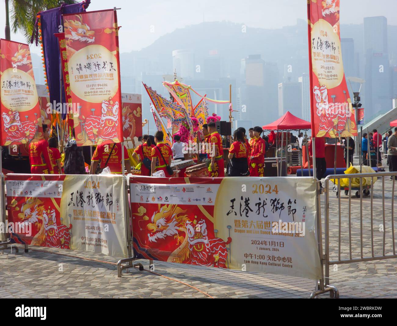 Hong Kong, Cina - 1 gennaio 2024: Hong Kong Dragon Lion Dance Extravaganza Festival 2024 a Hong Kong. Preparazione del palco. Foto Stock