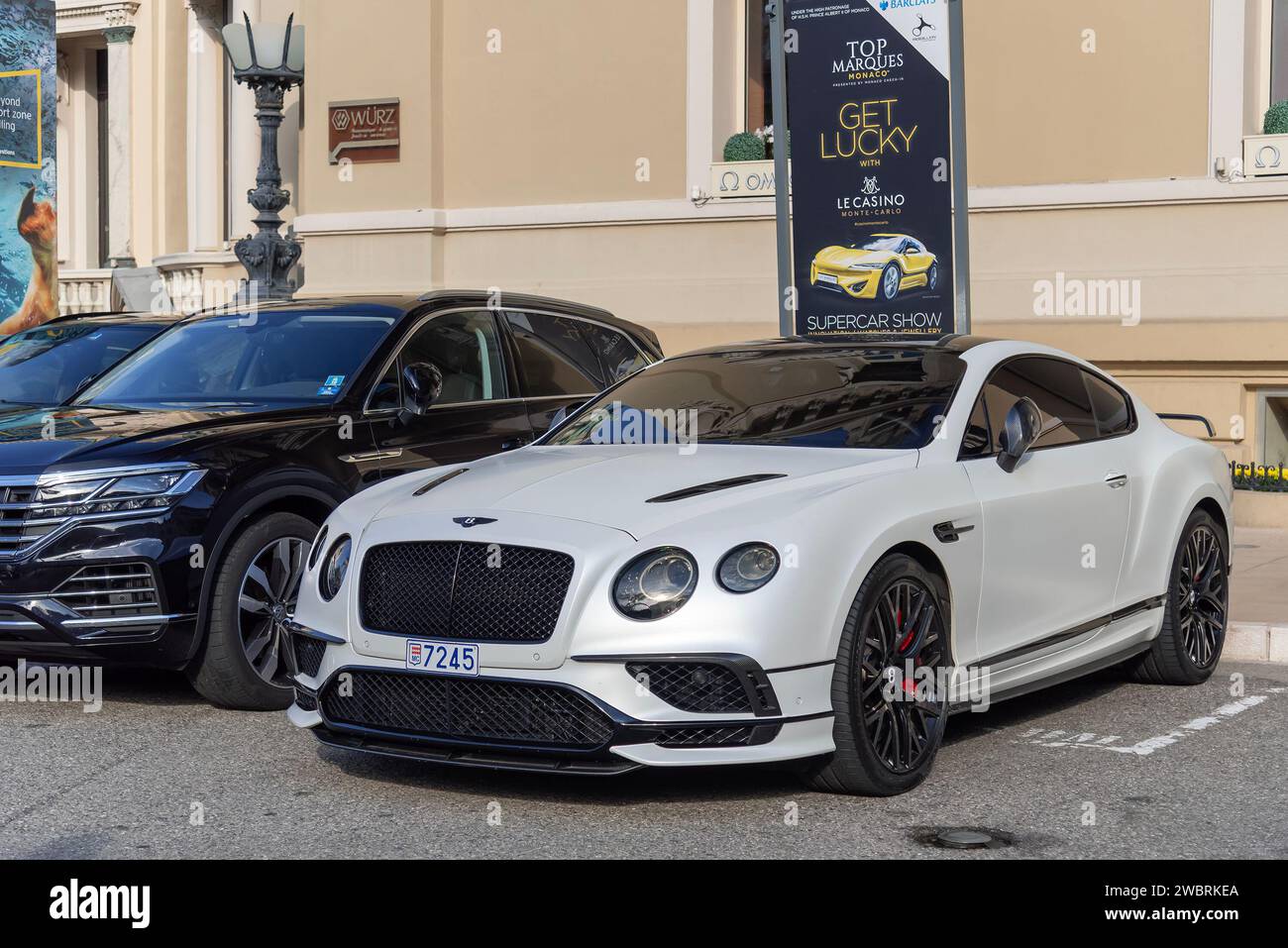 Monaco, Monaco - Bentley Continental Supersports bianco opaco parcheggiato sulla piazza del casinò. Foto Stock