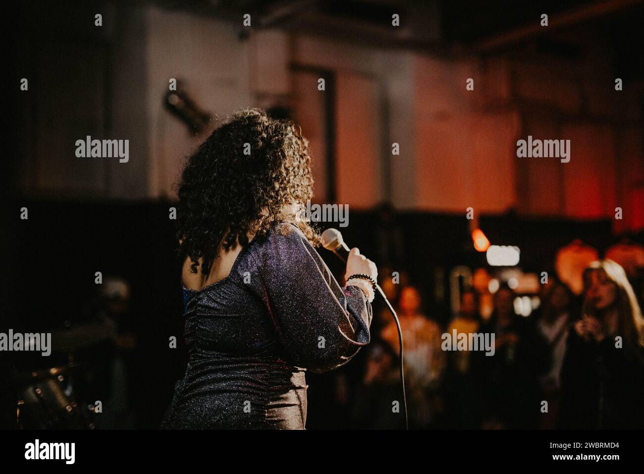 Performer sul palco dell'evento Foto Stock