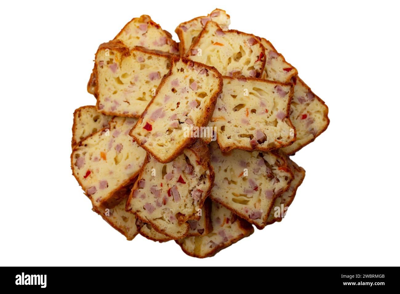 Torta salata con formaggio e prosciutto tagliati a fette e cotti, isolata su bianco Foto Stock