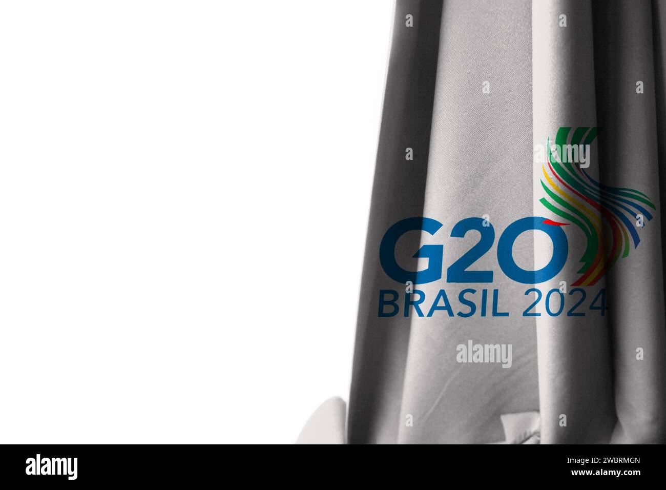 Logo del Brasile G20 Summit Rio de Janeiro 2024 con spazio per la copia e illustrazione 3D su sfondo bianco, tenda bandiera Foto Stock