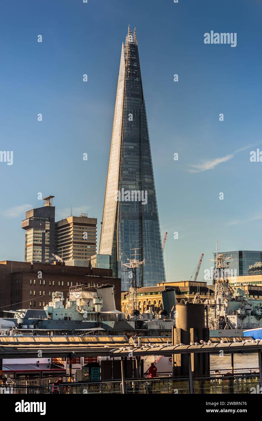 Vista urbana che mostra l'iconico Shard di Londra, che torreggia sullo skyline della città con il suo design elegante e moderno. Foto Stock