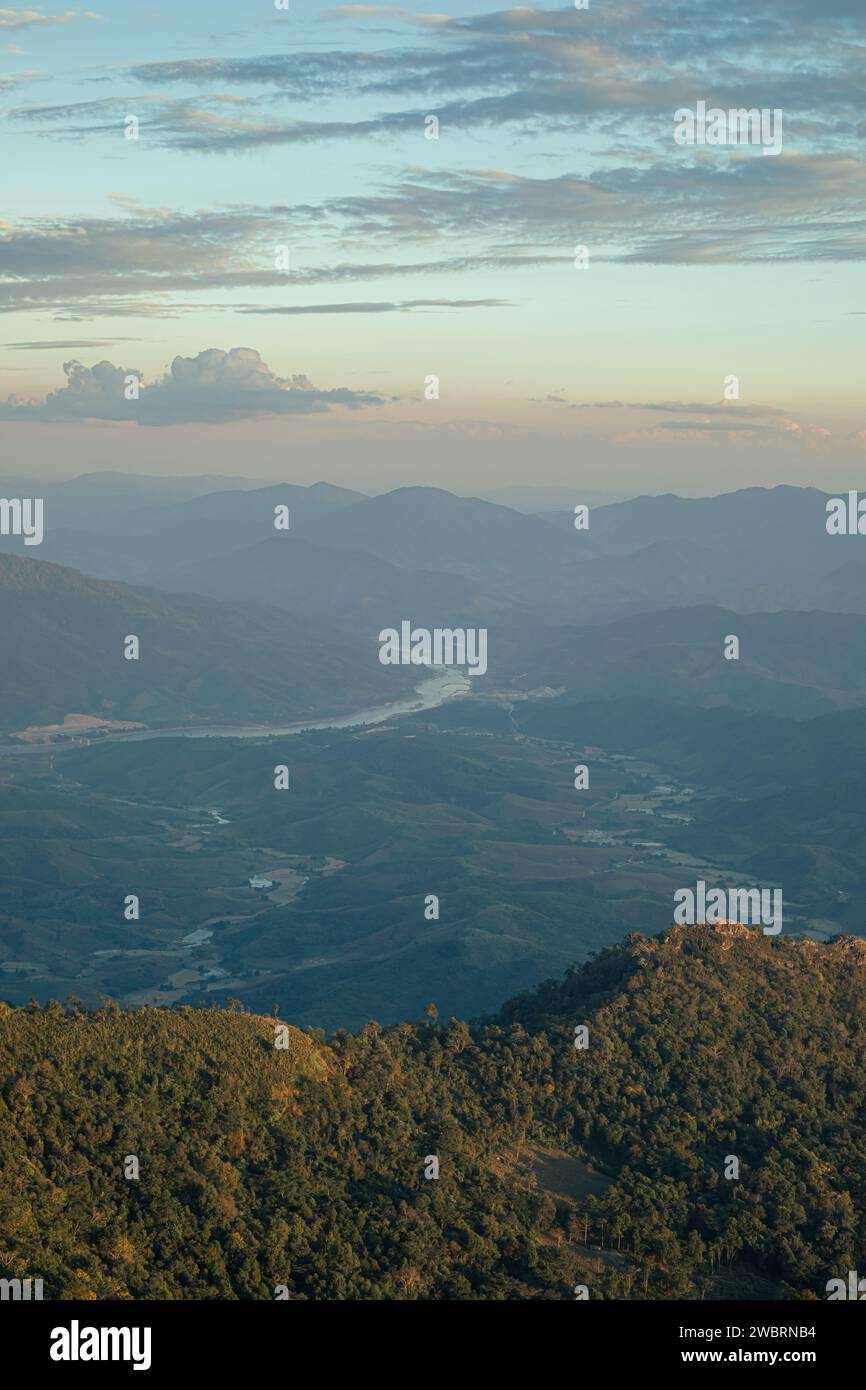 Alba, nebbia mattutina e montagna, Phu chi Dao, Chiang rai, Thailandia. Foto Stock