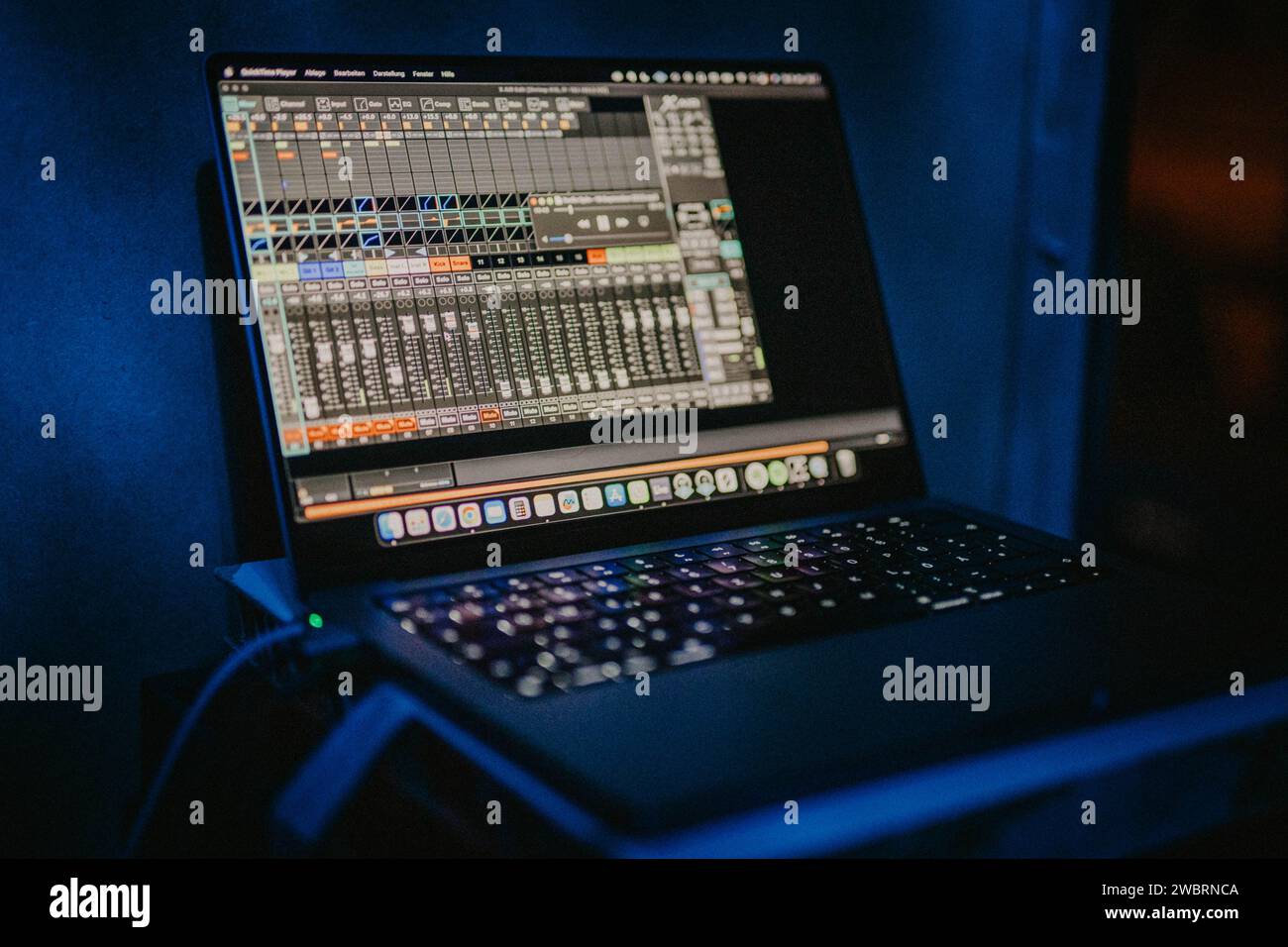 Notebook con software di editing Foto Stock