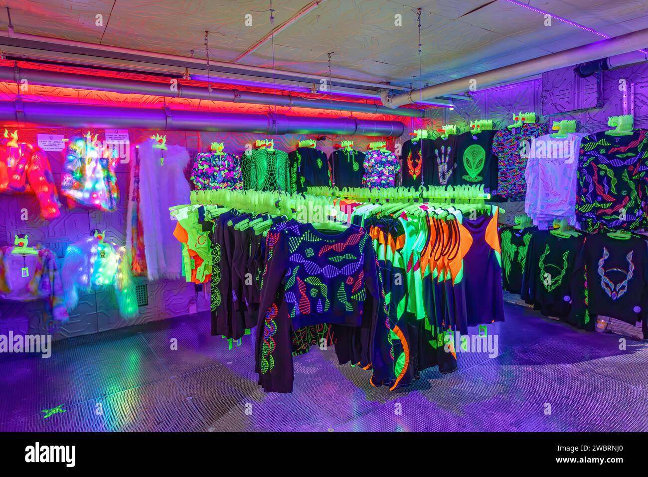 Londra, Regno Unito - 17 maggio 2023: All'interno del negozio Cyberdog nel mercato di Camden Town. Catena di vendita al dettaglio di musica trance e abbigliamento cyber, specializzata in luminoso e fluo Foto Stock