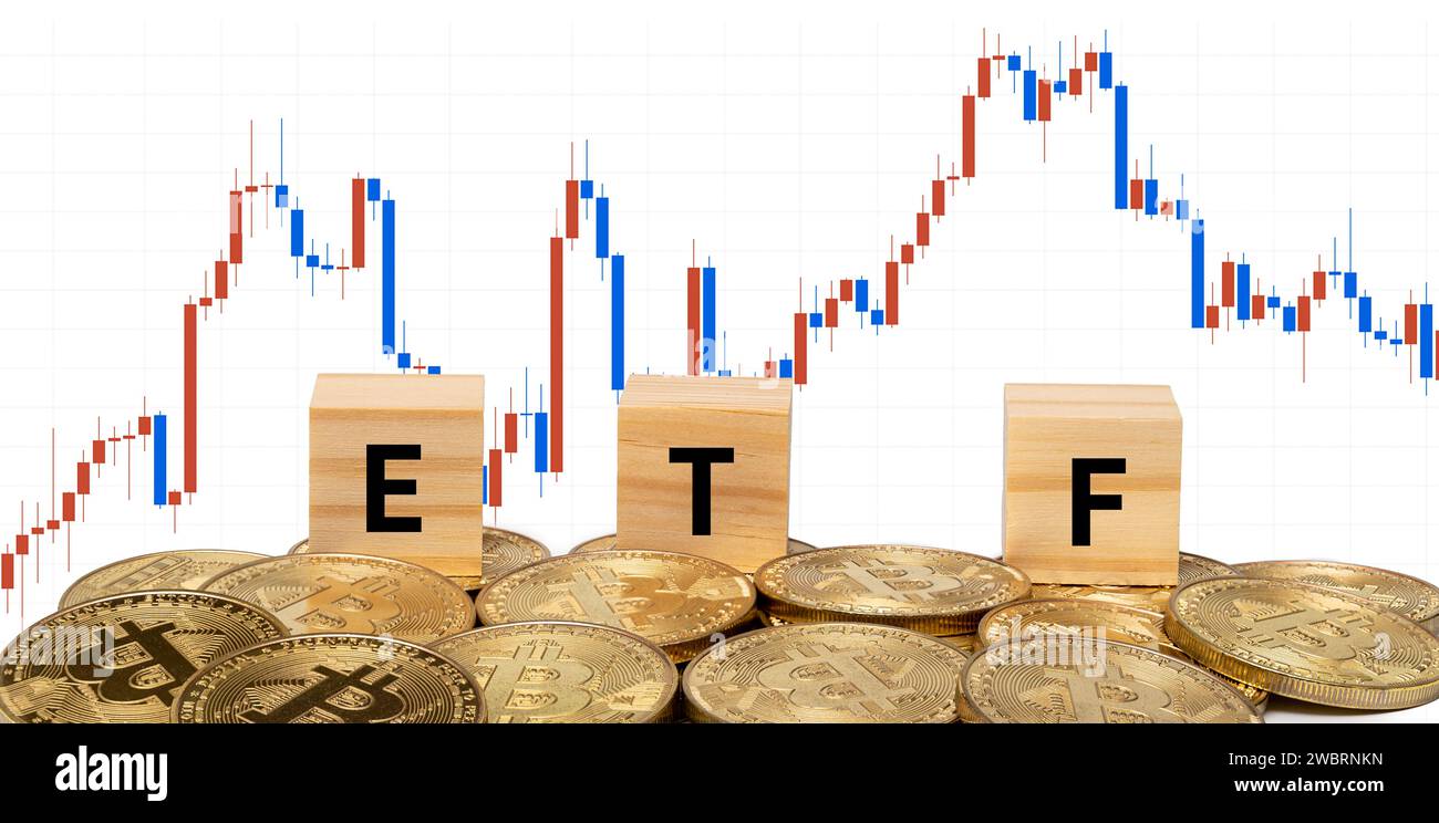 Trucioli di legno e testo ETF sopra Bitcoin sullo sfondo del grafico Foto Stock