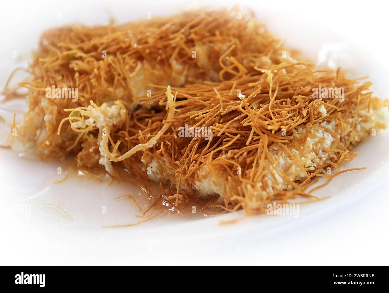Un pezzo di Esmalliyeh, un dessert libanese, condito con sciroppo. Foto Stock