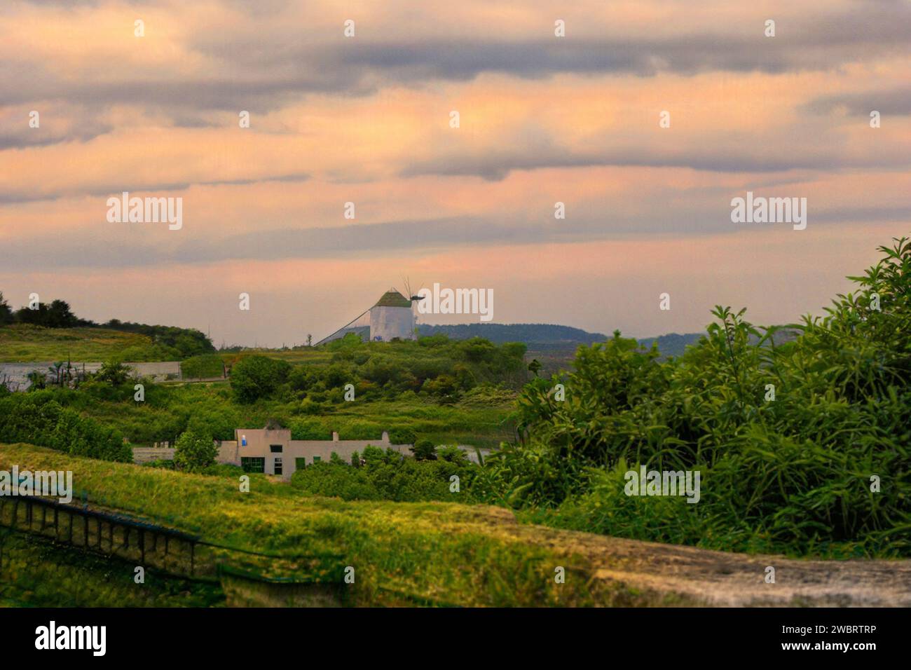 Vista sul paesaggio con mulino a vento a Vejer de la Frontera, una bella città spagnola. Foto Stock